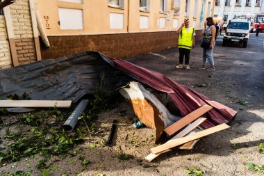 Kharkiv, Ukrayna, 11 Temmuz 2025 Kharkiv şehir merkezine Rus Şaban İHA 'ları saldırdı. Sokaklar tamamen harap oldu. Yanan binalar ve yıkılan çok sayıda camla hasar büyük