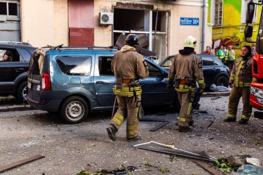 Kharkiv, Ukrayna, 11 Temmuz 2025. Hasarlı binanın yakınına park edilmiş itfaiye araçları Rus Şaban İHA 'ları tarafından vuruldu. Hasar çok fazlaydı, birkaç apartman yanarken, çok sayıda pencere kırıldı.