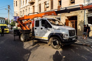 Kharkiv, Ukrayna, 11 Temmuz 2025 Rus Şaban İHA 'ları tarafından vurulan Harkiv şehir merkezinde bakım servisleri çalışıyor. Sokaklar tamamen harap oldu. Hasar çok büyüktü..