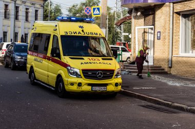 Kharkiv, Ukrayna, 11 Temmuz 2025 Kharkiv 'deki bir binaya Rus Şaban İHA' ları çarptı. Hasar çok fazlaydı, birkaç daire yandı ve sayısız pencere yıkıldı..