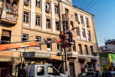 Kharkiv, Ukrayna, 11 Temmuz 2025 Rus Şaban İHA 'ları tarafından vurulan Harkiv şehir merkezinde bakım servisleri çalışıyor. Sokaklar tamamen harap oldu. Hasar çok büyüktü..