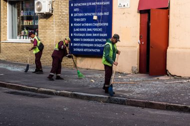 Kharkiv, Ukrayna, 11 Temmuz 2025 Kharkiv şehir merkezine Rus Şaban İHA 'ları saldırdı. Sokaklar tamamen harap oldu. Yanan binalar ve yıkılan çok sayıda camla hasar büyük