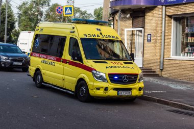 Kharkiv, Ukrayna, 11 Temmuz 2025 Kharkiv 'deki bir binaya Rus Şaban İHA' ları çarptı. Hasar çok fazlaydı, birkaç daire yandı ve sayısız pencere yıkıldı..