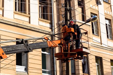 Kharkiv, Ukrayna, 11 Temmuz 2025 Rus Şaban İHA 'ları tarafından vurulan Harkiv şehir merkezinde bakım servisleri çalışıyor. Sokaklar tamamen harap oldu. Hasar çok büyüktü..