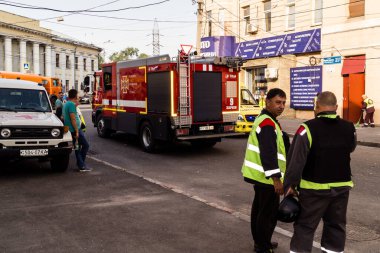 Kharkiv, Ukrayna, 11 Temmuz 2025 'te binaların yakınından geçen itfaiye araçlarına Rus Shahed dronları çarptı. Hasar çok fazlaydı, birkaç apartman yanarken, çok sayıda pencere kırıldı.