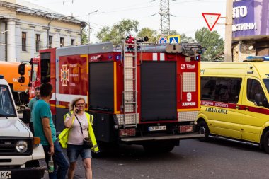 Kharkiv, Ukrayna, 11 Temmuz 2025 'te binaların yakınından geçen itfaiye araçlarına Rus Shahed dronları çarptı. Hasar çok fazlaydı, birkaç apartman yanarken, çok sayıda pencere kırıldı.