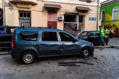 Kharkiv, Ukrayna, 11 Temmuz 2025 'te Kharkiv' deki saldırı yerinde araçlar hasar gördü. Bir binaya iki Rus Shahed dronu çarpmış. Hasar çok büyük..