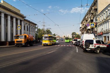 Kharkiv, Ukrayna, 11 Temmuz 2025 tramvayı hasarlı bir binanın yanından geçiyor. Hasar büyük, çok sayıda bina yandı ve birçok pencere yıkıldı.