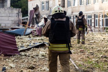 Kharkiv, Ukrayna, 11 Temmuz 2025. Hasarlı binanın yakınına park edilmiş itfaiye araçları Rus Şaban İHA 'ları tarafından vuruldu. Hasar çok fazlaydı, birkaç apartman yanarken, çok sayıda pencere kırıldı.
