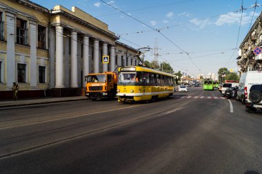 Kharkiv, Ukrayna, 11 Temmuz 2025 tramvayı hasarlı bir binanın yanından geçiyor. Hasar büyük, çok sayıda bina yandı ve birçok pencere yıkıldı.