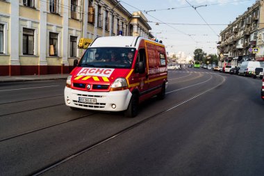 Kharkiv, Ukrayna, 11 Temmuz 2025 'te binaların yakınından geçen itfaiye araçlarına Rus Shahed dronları çarptı. Hasar çok fazlaydı, birkaç apartman yanarken, çok sayıda pencere kırıldı.