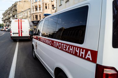 Kharkiv, Ukrayna, 11 Temmuz 2025. Hasarlı binanın yakınına park edilmiş itfaiye araçları Rus Şaban İHA 'ları tarafından vuruldu. Hasar çok fazlaydı, birkaç apartman yanarken, çok sayıda pencere kırıldı.