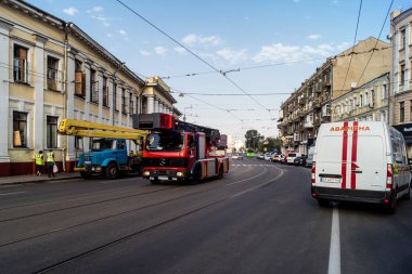 Kharkiv, Ukrayna, 11 Temmuz 2025 'te binaların yakınından geçen itfaiye araçlarına Rus Shahed dronları çarptı. Hasar çok fazlaydı, birkaç apartman yanarken, çok sayıda pencere kırıldı.