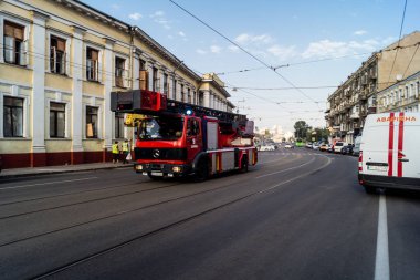 Kharkiv, Ukrayna, 11 Temmuz 2025 'te binaların yakınından geçen itfaiye araçlarına Rus Shahed dronları çarptı. Hasar çok fazlaydı, birkaç apartman yanarken, çok sayıda pencere kırıldı.