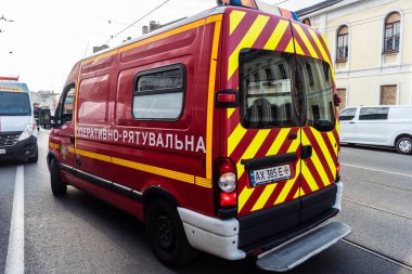 Kharkiv, Ukrayna, 11 Temmuz 2025 'te binaların yakınından geçen itfaiye araçlarına Rus Shahed dronları çarptı. Hasar çok fazlaydı, birkaç apartman yanarken, çok sayıda pencere kırıldı.