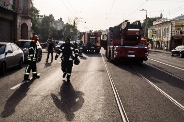 Kharkiv, Ukrayna, 11 Temmuz 2025. Hasarlı binanın yakınına park edilmiş itfaiye araçları Rus Şaban İHA 'ları tarafından vuruldu. Hasar çok fazlaydı, birkaç apartman yanarken, çok sayıda pencere kırıldı.