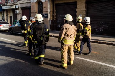 Kharkiv, Ukrayna, 11 Temmuz 2025. Hasarlı binanın yakınına park edilmiş itfaiye araçları Rus Şaban İHA 'ları tarafından vuruldu. Hasar çok fazlaydı, birkaç apartman yanarken, çok sayıda pencere kırıldı.
