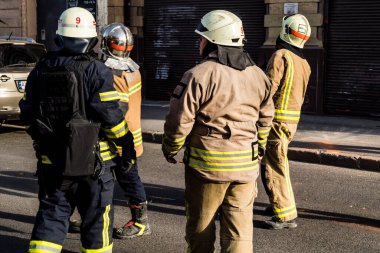 Kharkiv, Ukrayna, 11 Temmuz 2025. Hasarlı binanın yakınına park edilmiş itfaiye araçları Rus Şaban İHA 'ları tarafından vuruldu. Hasar çok fazlaydı, birkaç apartman yanarken, çok sayıda pencere kırıldı.