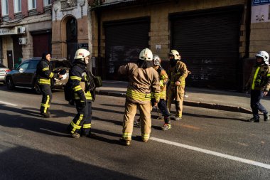 Kharkiv, Ukrayna, 11 Temmuz 2025. Hasarlı binanın yakınına park edilmiş itfaiye araçları Rus Şaban İHA 'ları tarafından vuruldu. Hasar çok fazlaydı, birkaç apartman yanarken, çok sayıda pencere kırıldı.