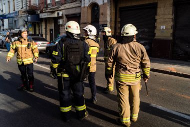 Kharkiv, Ukrayna, 11 Temmuz 2025. Hasarlı binanın yakınına park edilmiş itfaiye araçları Rus Şaban İHA 'ları tarafından vuruldu. Hasar çok fazlaydı, birkaç apartman yanarken, çok sayıda pencere kırıldı.