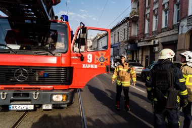 Kharkiv, Ukrayna, 11 Temmuz 2025. Hasarlı binanın yakınına park edilmiş itfaiye araçları Rus Şaban İHA 'ları tarafından vuruldu. Hasar çok fazlaydı, birkaç apartman yanarken, çok sayıda pencere kırıldı.