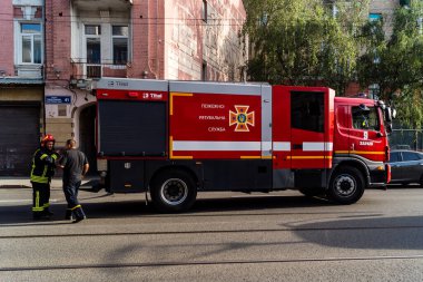 Kharkiv, Ukrayna, 11 Temmuz 2025. Hasarlı binanın yakınına park edilmiş itfaiye araçları Rus Şaban İHA 'ları tarafından vuruldu. Hasar çok fazlaydı, birkaç apartman yanarken, çok sayıda pencere kırıldı.