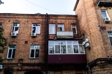 Kharkiv, Ukrayna, 11 Temmuz 2025 'te Rus Şaban İHA' ları tarafından vurulan Kharkiv şehir merkezine yapılan saldırıya İtfaiyeciler yanıt veriyor. Sokak tamamen harap oldu..