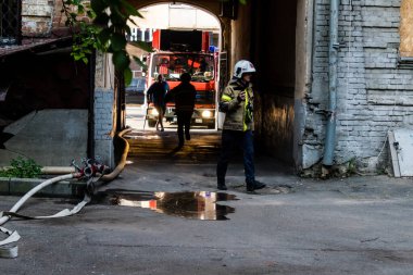 Kharkiv, Ukrayna, 11 Temmuz 2025. Hasarlı binanın yakınına park edilmiş itfaiye araçları Rus Şaban İHA 'ları tarafından vuruldu. Hasar çok fazlaydı, birkaç apartman yanarken, çok sayıda pencere kırıldı.