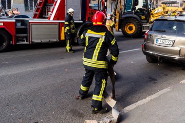 Kharkiv, Ukrayna, 11 Temmuz 2025. Hasarlı binanın yakınına park edilmiş itfaiye araçları Rus Şaban İHA 'ları tarafından vuruldu. Hasar çok fazlaydı, birkaç apartman yanarken, çok sayıda pencere kırıldı.
