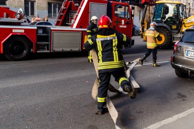 Kharkiv, Ukrayna, 11 Temmuz 2025. Hasarlı binanın yakınına park edilmiş itfaiye araçları Rus Şaban İHA 'ları tarafından vuruldu. Hasar çok fazlaydı, birkaç apartman yanarken, çok sayıda pencere kırıldı.
