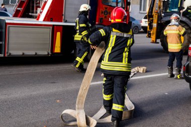 Kharkiv, Ukrayna, 11 Temmuz 2025. Hasarlı binanın yakınına park edilmiş itfaiye araçları Rus Şaban İHA 'ları tarafından vuruldu. Hasar çok fazlaydı, birkaç apartman yanarken, çok sayıda pencere kırıldı.