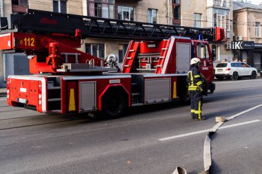 Kharkiv, Ukrayna, 11 Temmuz 2025. Hasarlı binanın yakınına park edilmiş itfaiye araçları Rus Şaban İHA 'ları tarafından vuruldu. Hasar çok fazlaydı, birkaç apartman yanarken, çok sayıda pencere kırıldı.