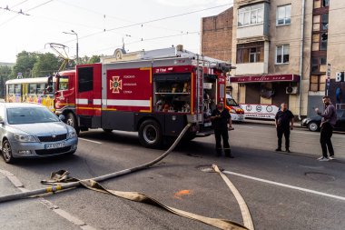 Kharkiv, Ukrayna, 11 Temmuz 2025. Hasarlı binanın yakınına park edilmiş itfaiye araçları Rus Şaban İHA 'ları tarafından vuruldu. Hasar çok fazlaydı, birkaç apartman yanarken, çok sayıda pencere kırıldı.