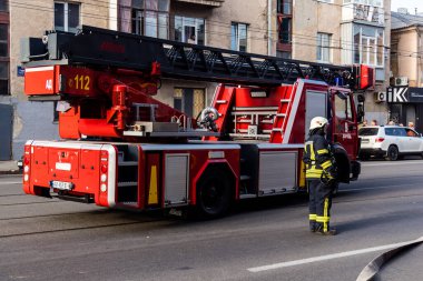 Kharkiv, Ukrayna, 11 Temmuz 2025. Hasarlı binanın yakınına park edilmiş itfaiye araçları Rus Şaban İHA 'ları tarafından vuruldu. Hasar çok fazlaydı, birkaç apartman yanarken, çok sayıda pencere kırıldı.