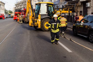 Kharkiv, Ukrayna, 11 Temmuz 2025. Hasarlı binanın yakınına park edilmiş itfaiye araçları Rus Şaban İHA 'ları tarafından vuruldu. Hasar çok fazlaydı, birkaç apartman yanarken, çok sayıda pencere kırıldı.
