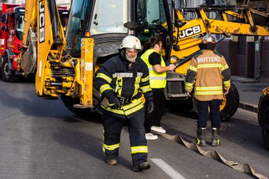 Kharkiv, Ukrayna, 11 Temmuz 2025. Hasarlı binanın yakınına park edilmiş itfaiye araçları Rus Şaban İHA 'ları tarafından vuruldu. Hasar çok fazlaydı, birkaç apartman yanarken, çok sayıda pencere kırıldı.
