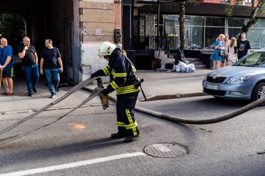 Kharkiv, Ukrayna, 11 Temmuz 2025. Hasarlı binanın yakınına park edilmiş itfaiye araçları Rus Şaban İHA 'ları tarafından vuruldu. Hasar çok fazlaydı, birkaç apartman yanarken, çok sayıda pencere kırıldı.