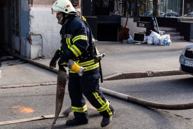 Kharkiv, Ukrayna, 11 Temmuz 2025. Hasarlı binanın yakınına park edilmiş itfaiye araçları Rus Şaban İHA 'ları tarafından vuruldu. Hasar çok fazlaydı, birkaç apartman yanarken, çok sayıda pencere kırıldı.