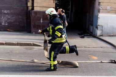 Kharkiv, Ukrayna, 11 Temmuz 2025. Hasarlı binanın yakınına park edilmiş itfaiye araçları Rus Şaban İHA 'ları tarafından vuruldu. Hasar çok fazlaydı, birkaç apartman yanarken, çok sayıda pencere kırıldı.