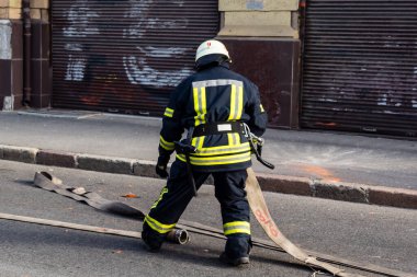 Kharkiv, Ukrayna, 11 Temmuz 2025. Hasarlı binanın yakınına park edilmiş itfaiye araçları Rus Şaban İHA 'ları tarafından vuruldu. Hasar çok fazlaydı, birkaç apartman yanarken, çok sayıda pencere kırıldı.