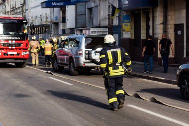 Kharkiv, Ukrayna, 11 Temmuz 2025. Hasarlı binanın yakınına park edilmiş itfaiye araçları Rus Şaban İHA 'ları tarafından vuruldu. Hasar çok fazlaydı, birkaç apartman yanarken, çok sayıda pencere kırıldı.
