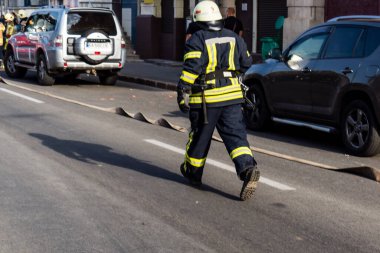 Kharkiv, Ukrayna, 11 Temmuz 2025. Hasarlı binanın yakınına park edilmiş itfaiye araçları Rus Şaban İHA 'ları tarafından vuruldu. Hasar çok fazlaydı, birkaç apartman yanarken, çok sayıda pencere kırıldı.