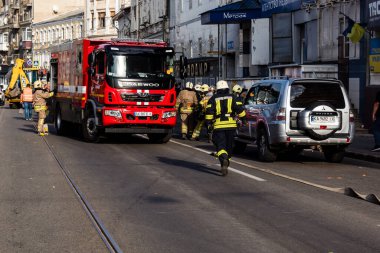 Kharkiv, Ukrayna, 11 Temmuz 2025. Hasarlı binanın yakınına park edilmiş itfaiye araçları Rus Şaban İHA 'ları tarafından vuruldu. Hasar çok fazlaydı, birkaç apartman yanarken, çok sayıda pencere kırıldı.