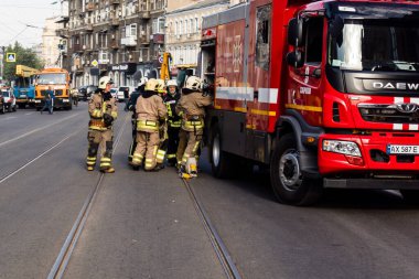 Kharkiv, Ukrayna, 11 Temmuz 2025. Hasarlı binanın yakınına park edilmiş itfaiye araçları Rus Şaban İHA 'ları tarafından vuruldu. Hasar çok fazlaydı, birkaç apartman yanarken, çok sayıda pencere kırıldı.