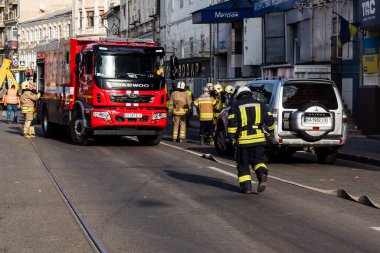 Kharkiv, Ukrayna, 11 Temmuz 2025. Hasarlı binanın yakınına park edilmiş itfaiye araçları Rus Şaban İHA 'ları tarafından vuruldu. Hasar çok fazlaydı, birkaç apartman yanarken, çok sayıda pencere kırıldı.