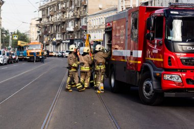 Kharkiv, Ukrayna, 11 Temmuz 2025. Hasarlı binanın yakınına park edilmiş itfaiye araçları Rus Şaban İHA 'ları tarafından vuruldu. Hasar çok fazlaydı, birkaç apartman yanarken, çok sayıda pencere kırıldı.