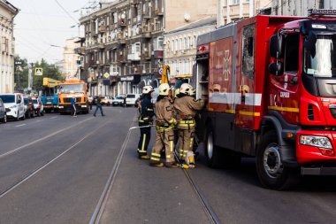 Kharkiv, Ukrayna, 11 Temmuz 2025. Hasarlı binanın yakınına park edilmiş itfaiye araçları Rus Şaban İHA 'ları tarafından vuruldu. Hasar çok fazlaydı, birkaç apartman yanarken, çok sayıda pencere kırıldı.