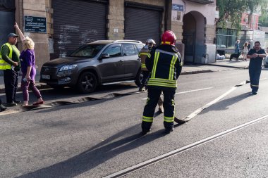 Kharkiv, Ukrayna, 11 Temmuz 2025. Hasarlı binanın yakınına park edilmiş itfaiye araçları Rus Şaban İHA 'ları tarafından vuruldu. Hasar çok fazlaydı, birkaç apartman yanarken, çok sayıda pencere kırıldı.