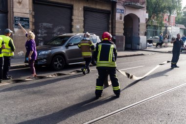 Kharkiv, Ukrayna, 11 Temmuz 2025. Hasarlı binanın yakınına park edilmiş itfaiye araçları Rus Şaban İHA 'ları tarafından vuruldu. Hasar çok fazlaydı, birkaç apartman yanarken, çok sayıda pencere kırıldı.