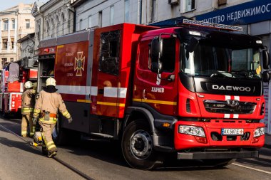 Kharkiv, Ukrayna, 11 Temmuz 2025. Hasarlı binanın yakınına park edilmiş itfaiye araçları Rus Şaban İHA 'ları tarafından vuruldu. Hasar çok fazlaydı, birkaç apartman yanarken, çok sayıda pencere kırıldı.